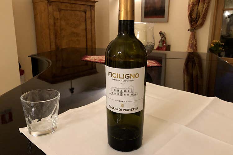 (Rosso e Bianco Baglio di Pianetto 
Eleganza francese in terra siciliana)