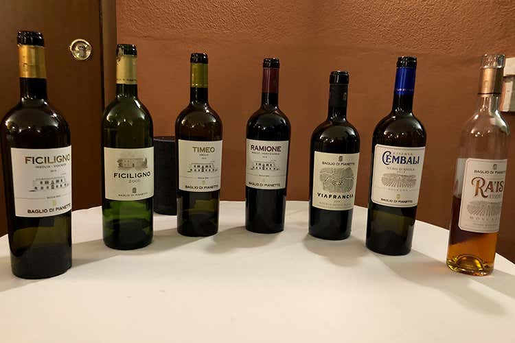 (Rosso e Bianco Baglio di Pianetto 
Eleganza francese in terra siciliana)