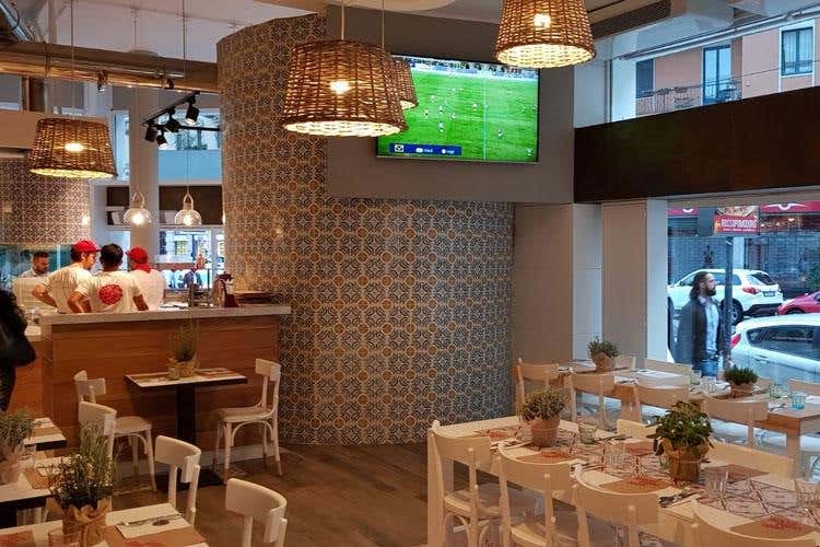 (Rossopomodoro riparte da Napoli 
Pizza, gusti e ambienti autentici)