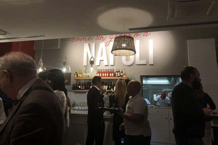 (Rossopomodoro riparte da Napoli 
Pizza, gusti e ambienti autentici)