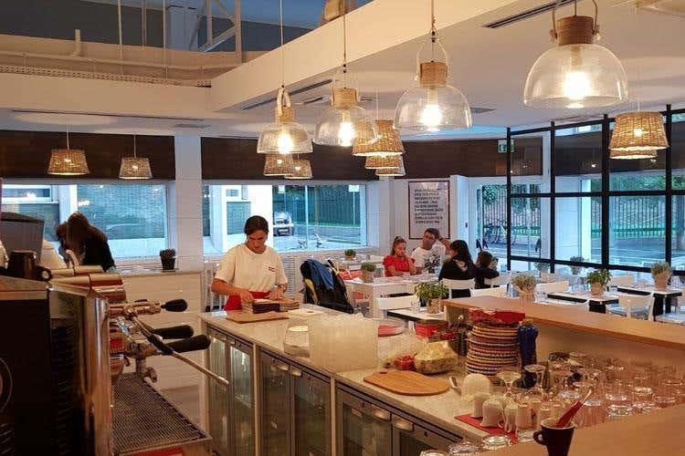 (Rossopomodoro riparte da Napoli 
Pizza, gusti e ambienti autentici)