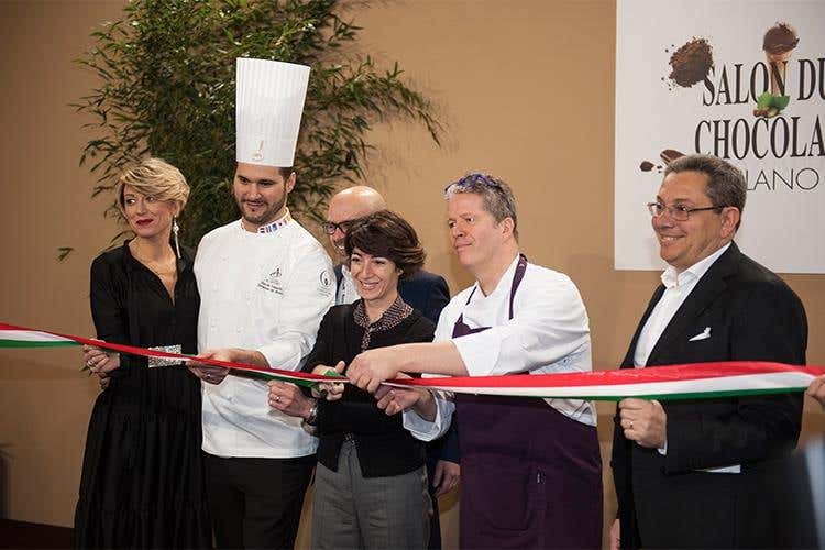Irene Colombo, Davide Comaschi, Pietro Cerretani, Assessore Tajani, Ernst Knam e Roberto Silva - Salon du Chocolat, prima serata sold out 
Una dolce sfilata firmata Naba e AMPI