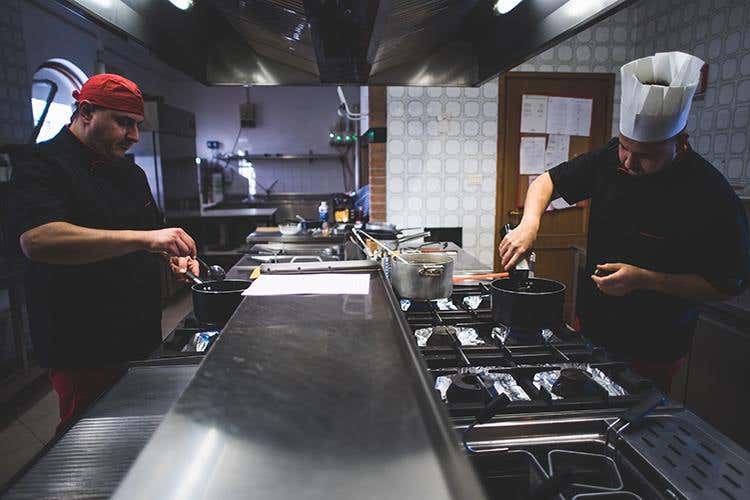 Sapori, colori e contrasti nel piatto La cucina di Simone Posteraro