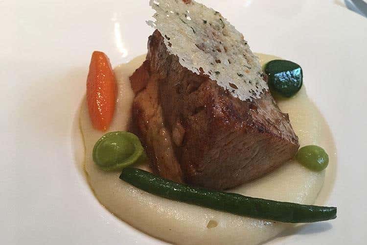 Punta di vitello cotta a bassa temperatura con puré e verdure di stagione - Sapori decisi e contrasti stagionali 
Da Parizzi, a tavola con il “gusto zero”