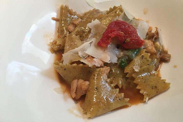 Pappardelle di grano saraceno con ragù di coniglio, fave e pecorino giovane - Sapori decisi e contrasti stagionali 
Da Parizzi, a tavola con il “gusto zero”