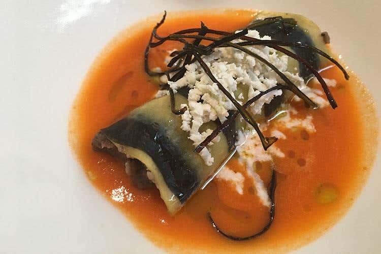 Cannelloni di melanzane, olive e pinoli su gazpacio leggero e ricotta salata - Sapori decisi e contrasti stagionali 
Da Parizzi, a tavola con il “gusto zero”