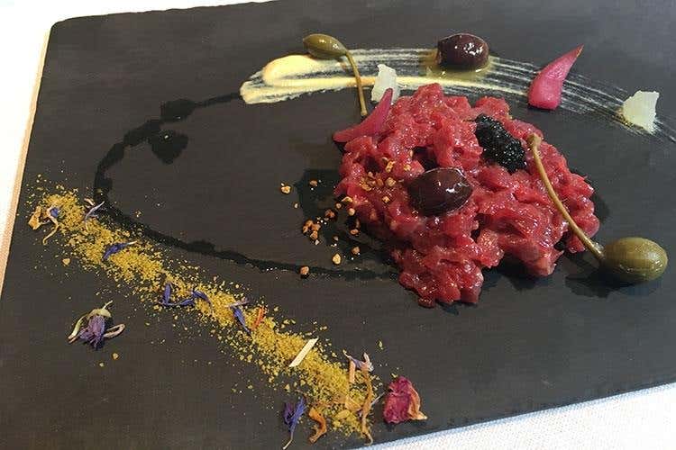 Battuta di cavallo con caviale, polline e pane al curry - Sapori decisi e contrasti stagionali 
Da Parizzi, a tavola con il “gusto zero”