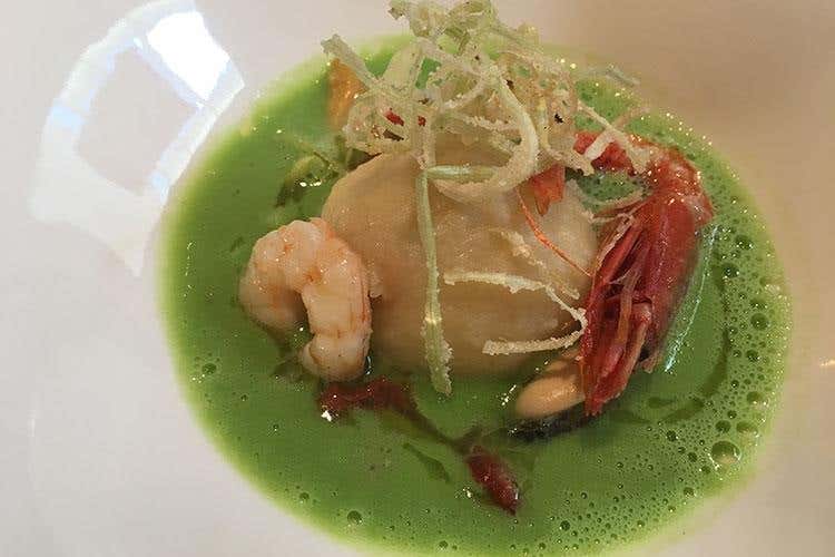 Gnocchi ripieni di zuppa di pesce su crema di piselli e porri fritti - Sapori decisi e contrasti stagionali 
Da Parizzi, a tavola con il “gusto zero”