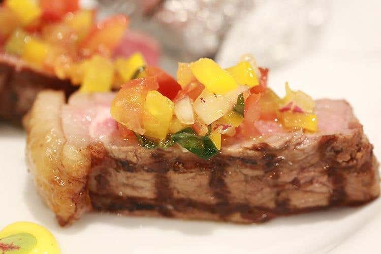 Bife de chorizo, salsa criolla y chimichurri, con papa rellena de queso (Rodrigo Rivarola) - Sapori sudamericani in tavola a Milano 
In cucina Rodriguez, Rivarola e Storck