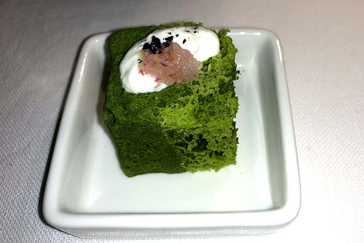 Spugna spinaci e cavolo nero, kefir, ravanello e sale nero (Jre Italia, Saporito guarda avanti 
Cultura, solidarietà e nuovi talenti)