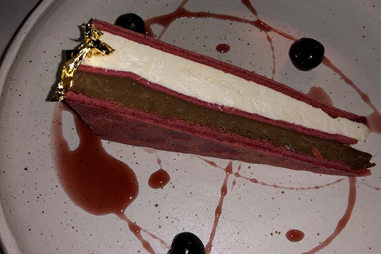 Lo zuccotto rivisitato - Zuccotto con pan di spagna, crema alla ricotta, cioccolato e amarena (Jre Italia, Saporito guarda avanti 
Cultura, solidarietà e nuovi talenti)