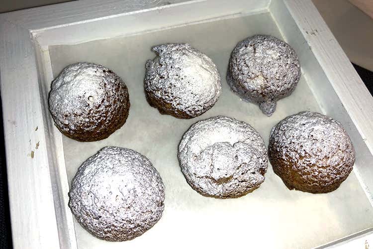 Achrome 2019. Omaggio a Pietro Manzoni - Tre bignè, ripieni con crema chantilly francese, con crema diplomatica e con crema pasticcera (Jre Italia, Saporito guarda avanti 
Cultura, solidarietà e nuovi talenti)