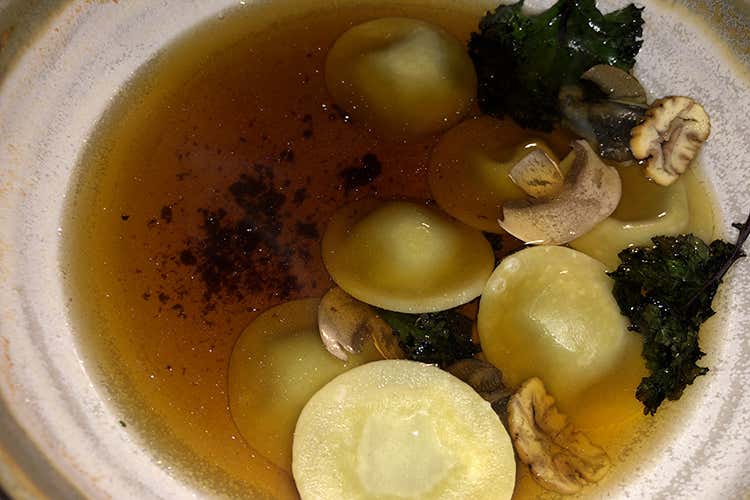 Bottoni ripieni di lumaca, serviti con cavolo riccio, lumaca bollita, castagna e champignon, aglio nero e fondo bruno chiarificato (Jre Italia, Saporito guarda avanti 
Cultura, solidarietà e nuovi talenti)