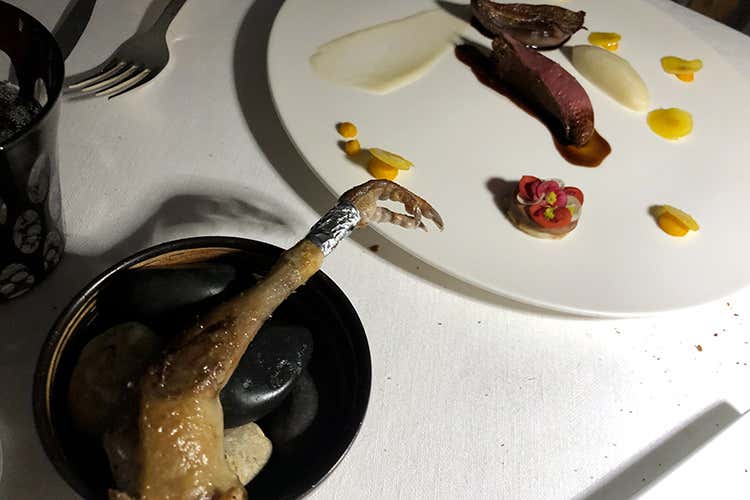 Petto di galletto con salsa d'uva, scampo ricoperto con il fondo del galletto, topinambur confit e topinambur in crema (Jre Italia, Saporito guarda avanti 
Cultura, solidarietà e nuovi talenti)