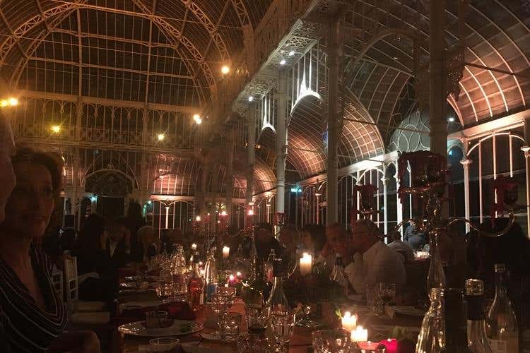 Gli invitati a tavola