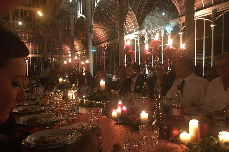 Gli invitati a tavola