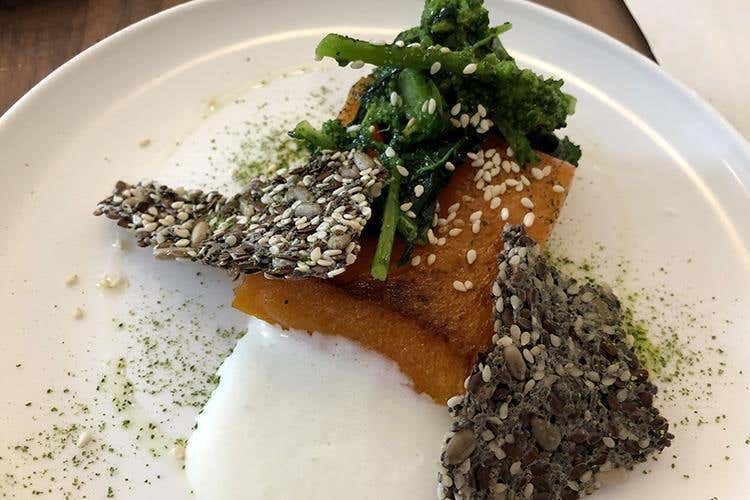 Zucca arrosto, latte di capra e sesamo; in abbinamento Ambat Vermentino di Sardegna Doc di  Nebbia a Milano (Sella & Mosca, quattro nuove etichette 
Le firma Antonio Marras, tema Sardegna)