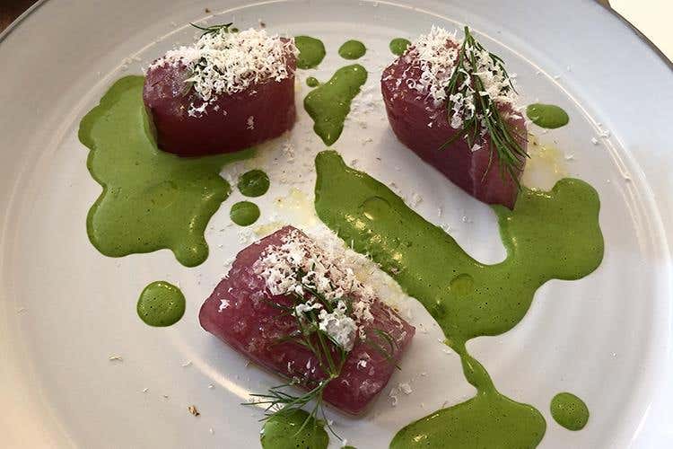 Palamita cruda, aneto e mandorle; in abbinamento Oscarì Alghero Torbato spumante Brut  di  Nebbia a Milano (Sella & Mosca, quattro nuove etichette 
Le firma Antonio Marras, tema Sardegna)