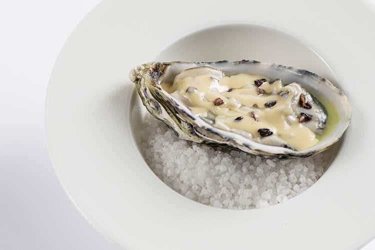 Ostrica e lardo di Prosciutto di Carpegna Dop - Mauro Uliassi (Senigallia, a Meet in cucina 2019 
vincono ancora le Marche)