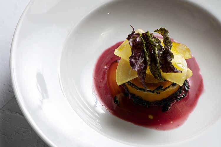 Millefoglie di ortaggi di stagione con centrifuga di barbabietola rossa e barbabietola gialla - Vincenzo Cammerucci (Senigallia, a Meet in cucina 2019 
vincono ancora le Marche)