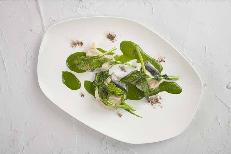 Raviolo in stle orientale con cime di rapa, crumble di alici e polvere di aglio - Sabrina Tuzi (Senigallia, a Meet in cucina 2019 
vincono ancora le Marche)