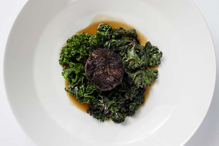 Coda di manzo con cavolo riccio rosso e verde - Vincenzo Cammerucci (Senigallia, a Meet in cucina 2019 
vincono ancora le Marche)