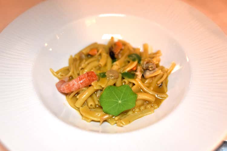 Pasta a mare mischiato potente in trafila di bronzo in salsa estratta da crostacei e pesci da zuppa ed alghe (Serata gourmet a Il Falconiere 
per celebrare il World Pasta Day)