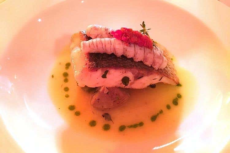 Filetto di spigola d'altura arrostita al rosmarino marino, fumetto alle canocchie, Vermentino e carciofi sardi - Sergio Mei (Sergio Mei al CastaDiva Resort Ospite di una serata firmata Euro-Toques