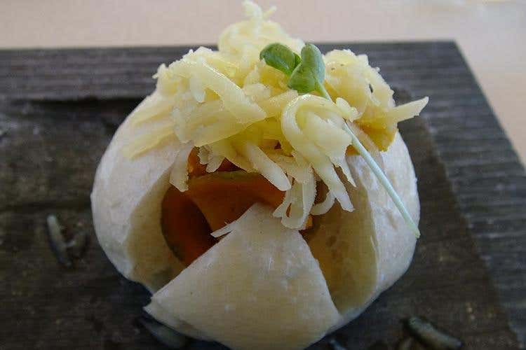 Mozzarella di pane, crema di ceci, sfoglie di zucca al rosmarino e Bitto Dop - Renato Bosco (Si festeggia il Bitto a La Fiorida 
Vince la sinergia tra cuochi e produttori)