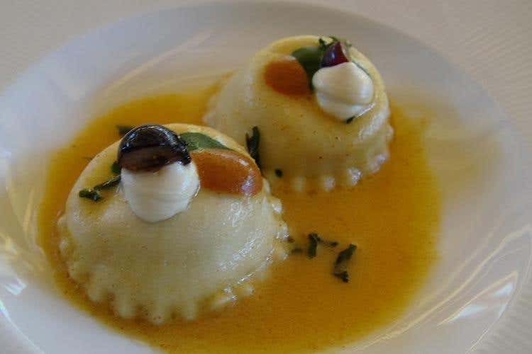 Tortello al Bitto Dop e pepe, castagna affumicata, forze di mirtillo e lime - Enrico Derflingher (Si festeggia il Bitto a La Fiorida 
Vince la sinergia tra cuochi e produttori)