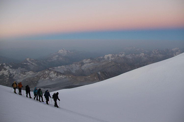 Salita verso la vetta del monte Elbrus in Russia (Slow, consapevole e... a piedi 
Verso la rivoluzione del turismo)