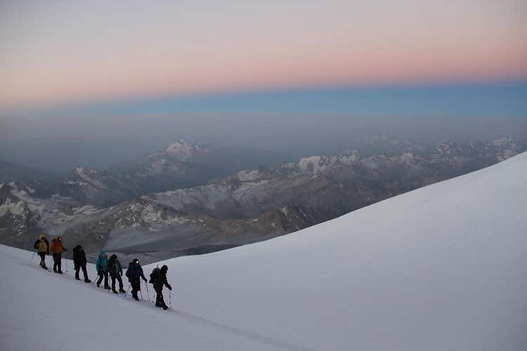 Salita verso la vetta del monte Elbrus in Russia (Slow, consapevole e... a piedi Verso la rivoluzione del turismo