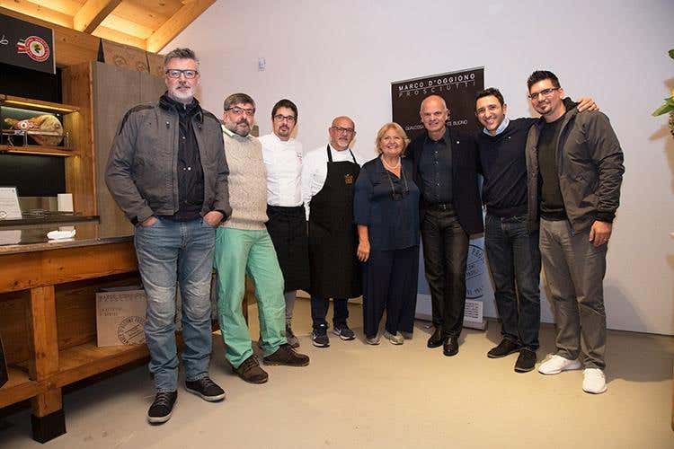 Gianni Tarabini, Paolo Schiavo, Stefano Binda, Claudio Sadler, Agnese Spreafico, Enrico Derflingher, Fabio Silva e Jorge Luis Almaguel Sanchez (Soci Euro-Toques in festa da Marco d'Oggiono Prosciutti