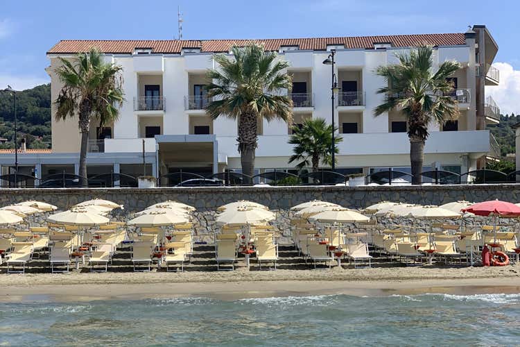 (Soggiorno all’Hotel Serenella 
tra il Tirreno e le colline cilentane)