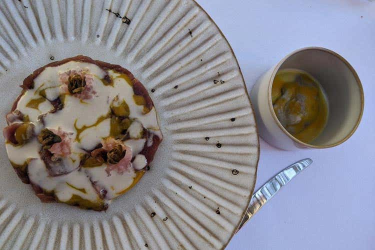 (Sotto il pergolato, Casa Coloni 
esalta le materie prime di Paestum)