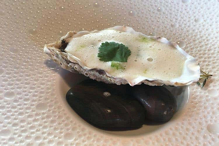 Ostriche servite tiepide, perle di consomme, emulsione al limone e pesto di coriandolo (St. Regis e The Westin Excelsior Il Natale di stile a Firenze)