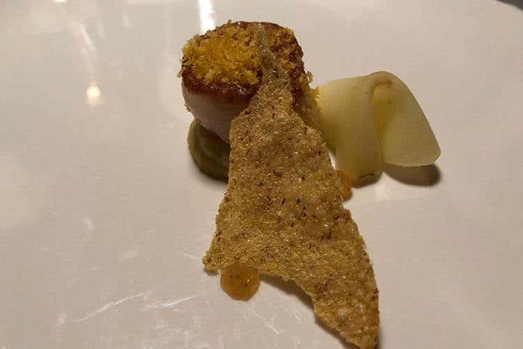 Capesante con crema di polenta di Storo, mela verde e bottarga di Orbetello (Suinsom all'Hotel Tyrol 
Un nuovo angolo gourmet in Val Gardena)