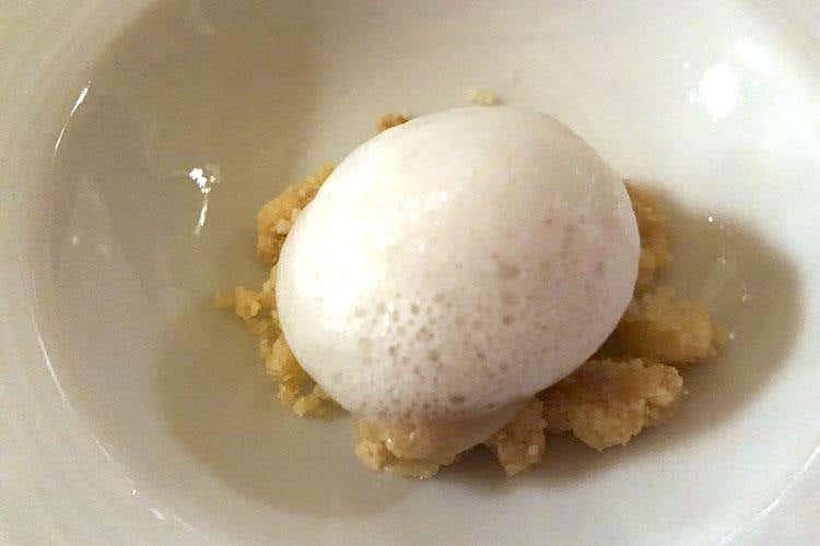 Pre dessert - davanti al camino, Short bread, tea nero, whisky 12 anni (Suinsom all'Hotel Tyrol 
Un nuovo angolo gourmet in Val Gardena)