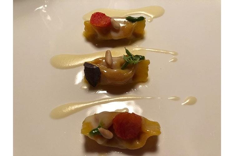 Ravioli di pappa al pomodoro, basilico e salsa al Parmigiano Reggiano Bio 36 mesi (Suinsom all'Hotel Tyrol 
Un nuovo angolo gourmet in Val Gardena)