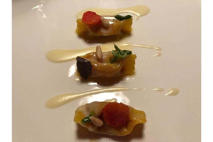 Ravioli di pappa al pomodoro, basilico e salsa al Parmigiano Reggiano Bio 36 mesi (Suinsom all'Hotel Tyrol 
Un nuovo angolo gourmet in Val Gardena)