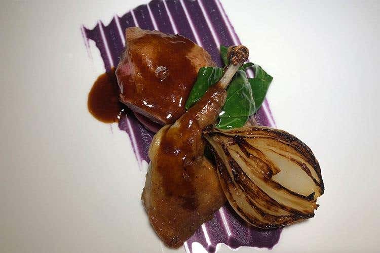 Piccione arrosto servito al sangue con cipolla alla brace, variazione di cavolo e salsa agrodolce piccante (Suinsom all'Hotel Tyrol 
Un nuovo angolo gourmet in Val Gardena)