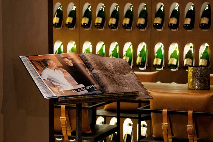 Saletta con bottiglie (Sul lago d’Iseo 
“Al Tram” non passa... di moda)