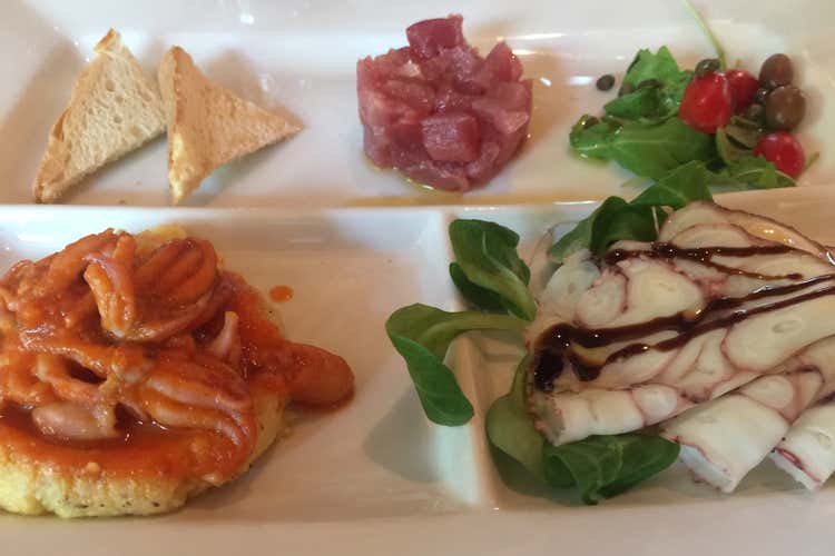 Tris di antipasti di pesce (Sul lago d’Iseo 
“Al Tram” non passa... di moda)