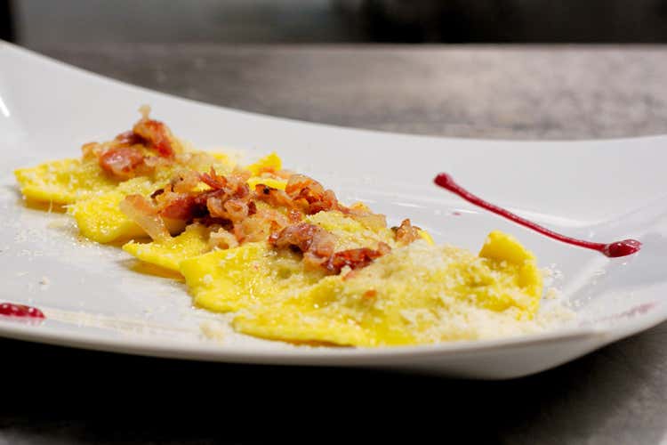 Ravioli alla bergamasca con pancetta (Sul lago d’Iseo 
“Al Tram” non passa... di moda)