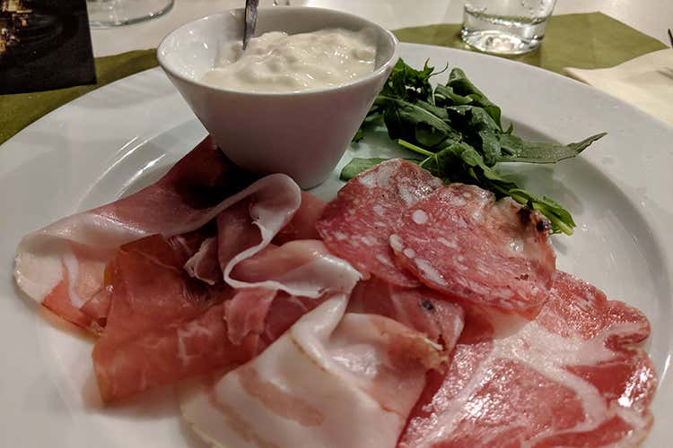Ca de be: antipasto misto di salumi del posto con squacquerone