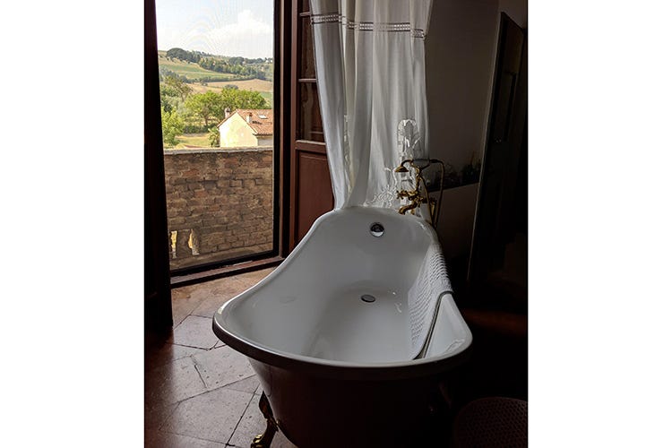 Una camera più modesta, ma caratterizzata da ottime idee, come quella di un bagno con vista sulle colline romagnole, indisturbati