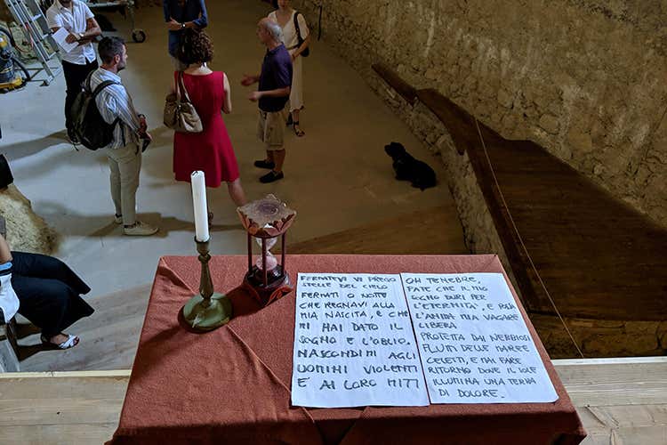 Ogni 31 ottobre un'attrice, da questo palchetto, vestita da fantasma, recita una storia dell'orrore ai bambini