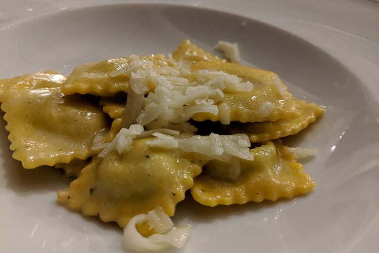 Ca de be: Ravioli saltati con burro fuso e cacio romagnolo, ripieni di erbette del campo di proprietà e ricotta