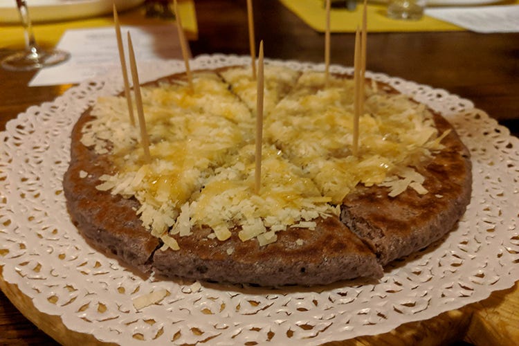 Alla Vecia Cantena d'la Prè a Predappio: la PiaVina, brevettata, una piadina al vino con squacquerone e formaggio della Solfatura