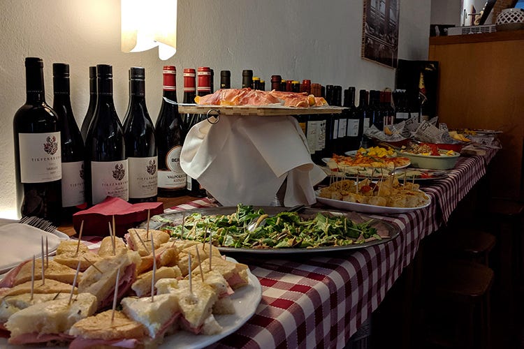 Il buffet preparato dall'Osteria del Castello del capitano delle artiglierie, prodotti tipici romagnoli e italiani